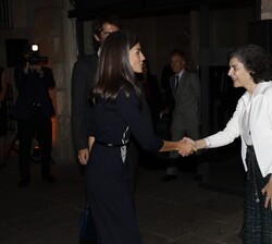 Su Majestad la Reina recibida a su llegada por la embajadora de España en el Reino de los Países Bajos, Consuelo Femenía